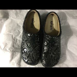 Alegria Clogs